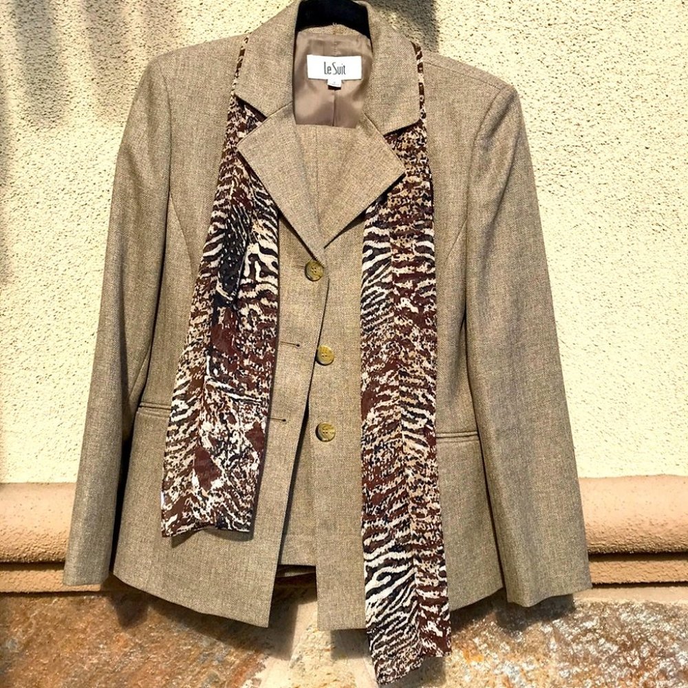 Le Suit Blazer Pants Suit. Sz 8. Almond Toffee Tan Tones. Animal Print Scarf